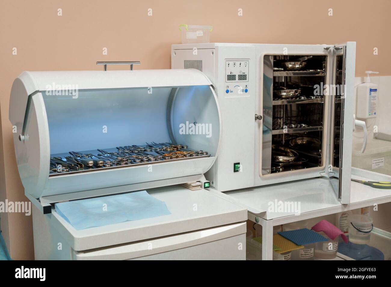 Medizinischer UV-Sterilisator. Medizinischer Autoklav mit Instrumenten Stockfoto