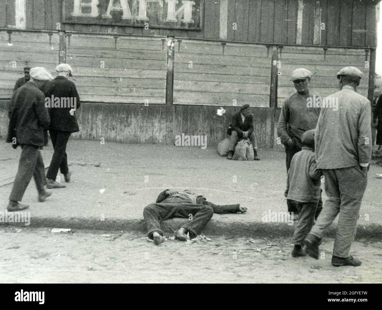 Die Toten, die während des Holomodors auf den Straßen lagen, machte der Mann 1933-1934 in der Ukraine eine Hungersnot Stockfoto