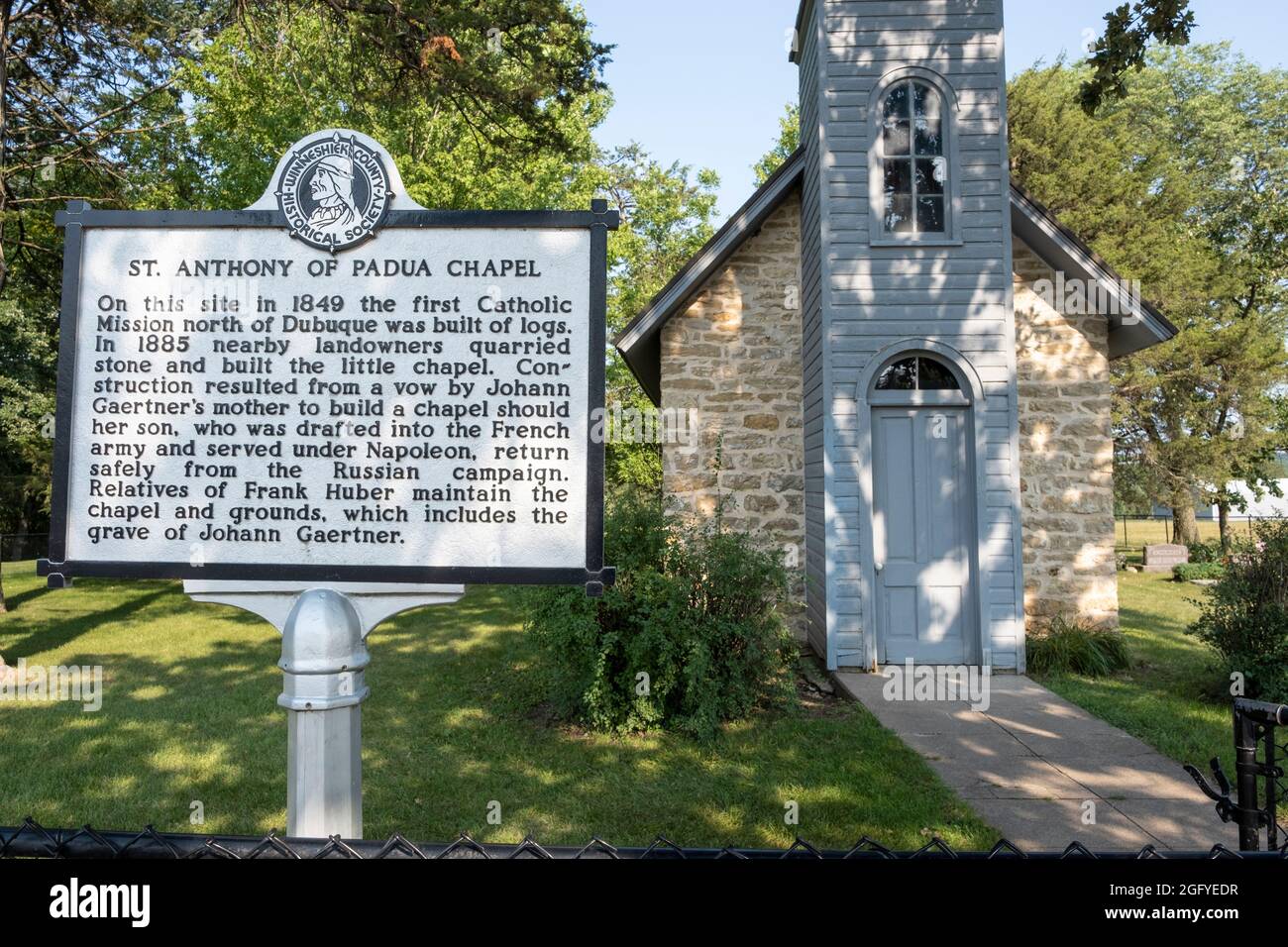 Kapelle des heiligen Antonius von Padua, Winneshiek County, Iowa. Die kleinste Kirche der Welt, 14x20 Fuß, erbaut 1885. Stockfoto