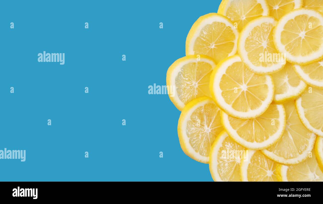 Frische Zitrone liegt auf blauem Hintergrund. Platz für Text Stockfoto