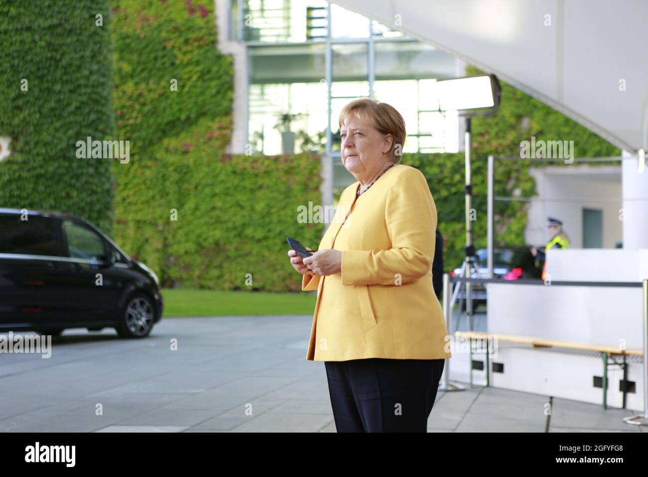 U yechinmasdan sikishadi. Anusdagi ulkan dildoning videosi