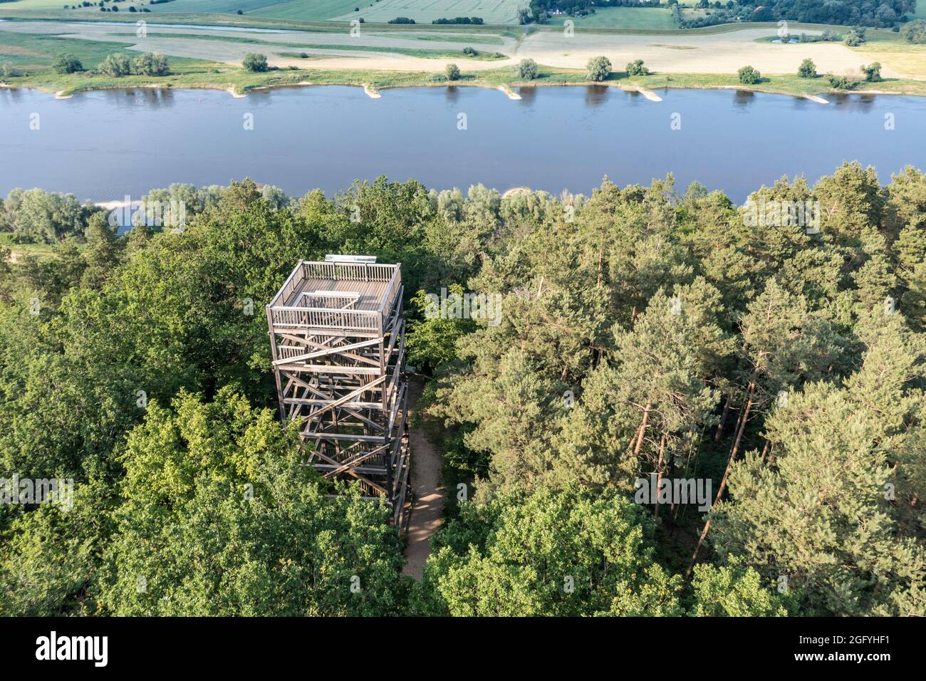 Luftaufnahme des Aussichtspunktes Kiepenberg bei der Elbe, Holzturm westlich des Dorfes Hitzacker, Deutschland Stockfoto
