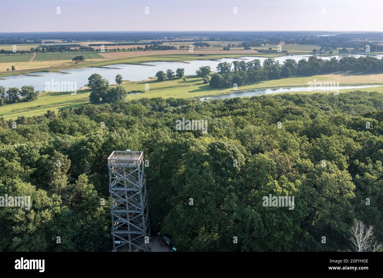 Luftaufnahme des Aussichtspunktes Höhbeck bei der Elbe, Holzturm südlich des Dorfes Lenzen, Deutschland Stockfoto