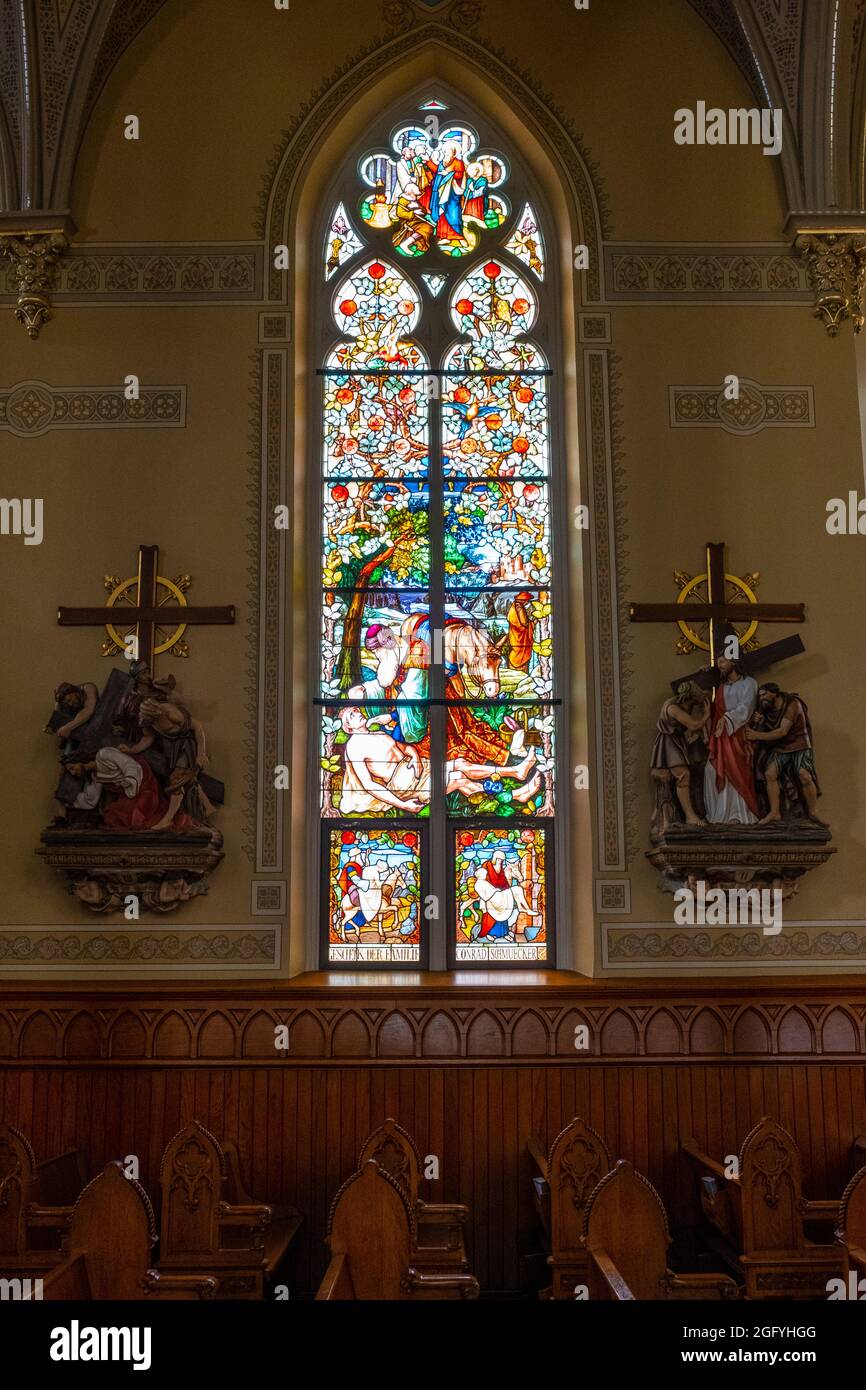 Petersburg, Iowa. Katholische Kirche St. Peter und St. Paul. Buntglasfenster, Der Barmherzige Samariter. Stockfoto