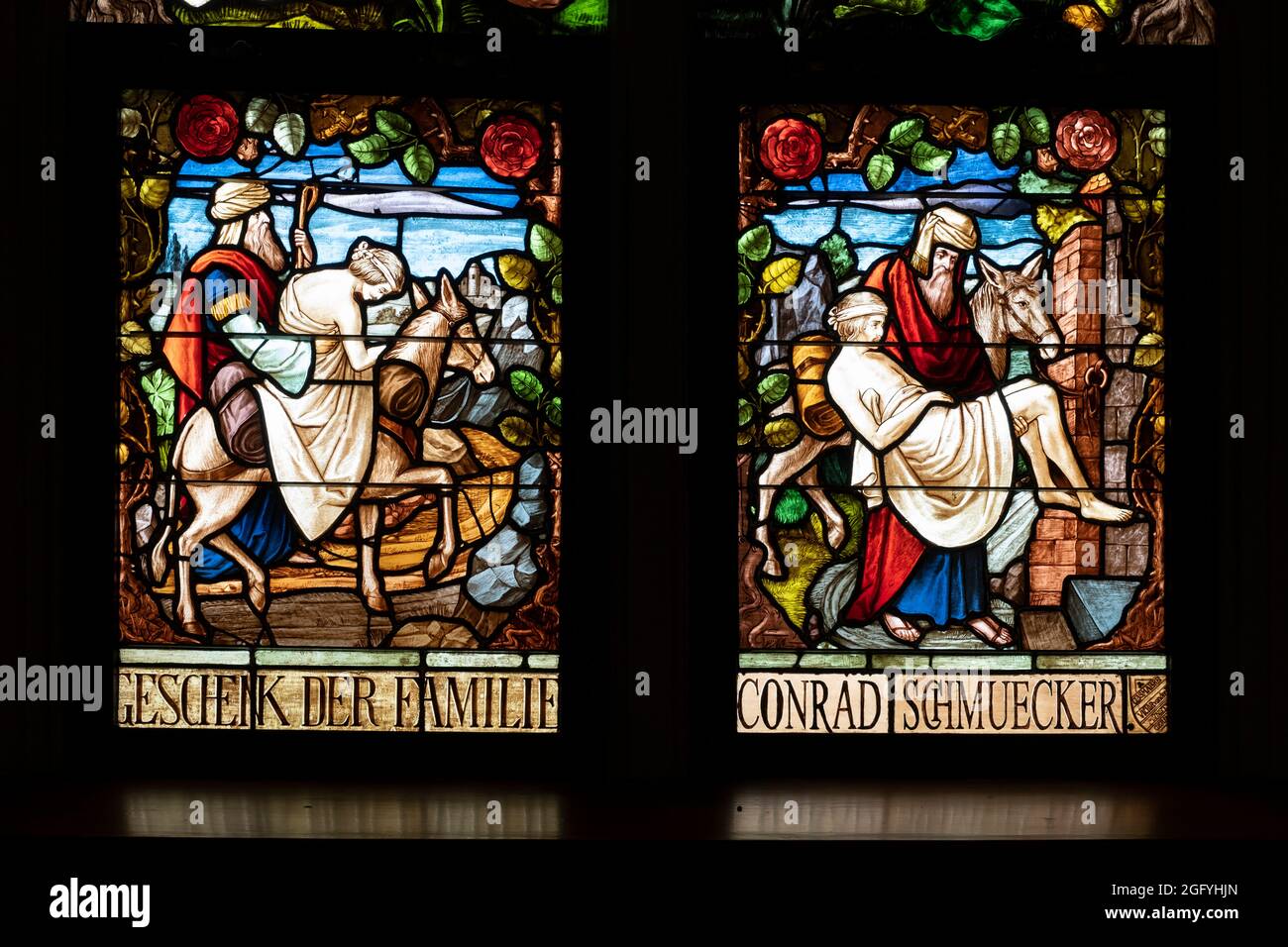 Petersburg, Iowa. Katholische Kirche St. Peter und St. Paul. Buntglasfenster, Geschenk der Familie Conrad Schmuecker. Stockfoto