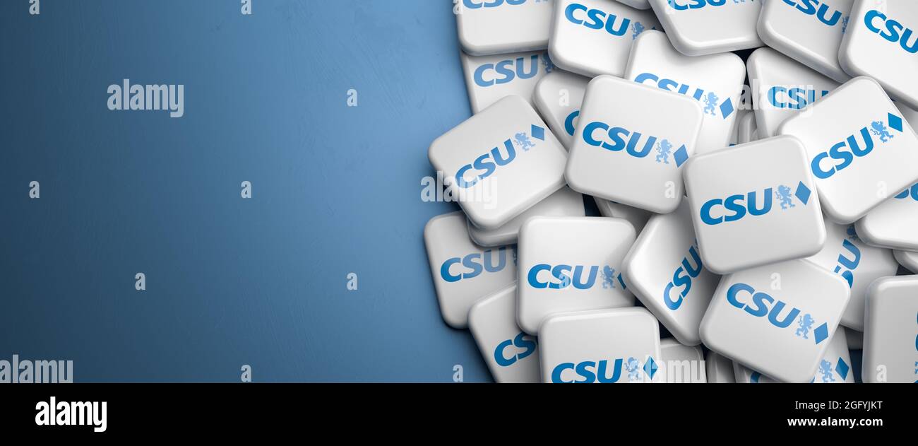 Logos der deutschen (bayerischen) politischen Partei CSU auf einem Haufen auf einem Tisch. Speicherplatz kopieren. Webbanner-Format. Stockfoto