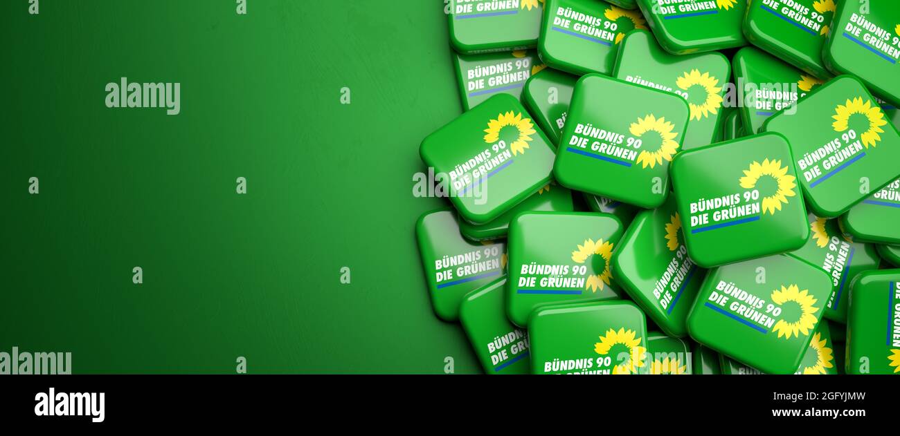 Logos der ökologischen deutschen Partei 'die Grünen' auf einem Haufen auf einem Tisch. Speicherplatz kopieren. Webbanner-Format. Stockfoto