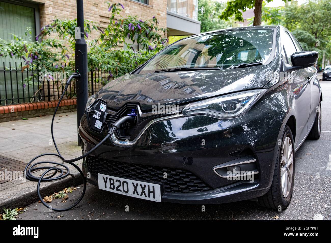 August 2021. London, Großbritannien. Ein Renault-Elektroauto wird in eine Straßenlaterne gepuppt. Quelle: James Holyoak/Alamy Stockfoto