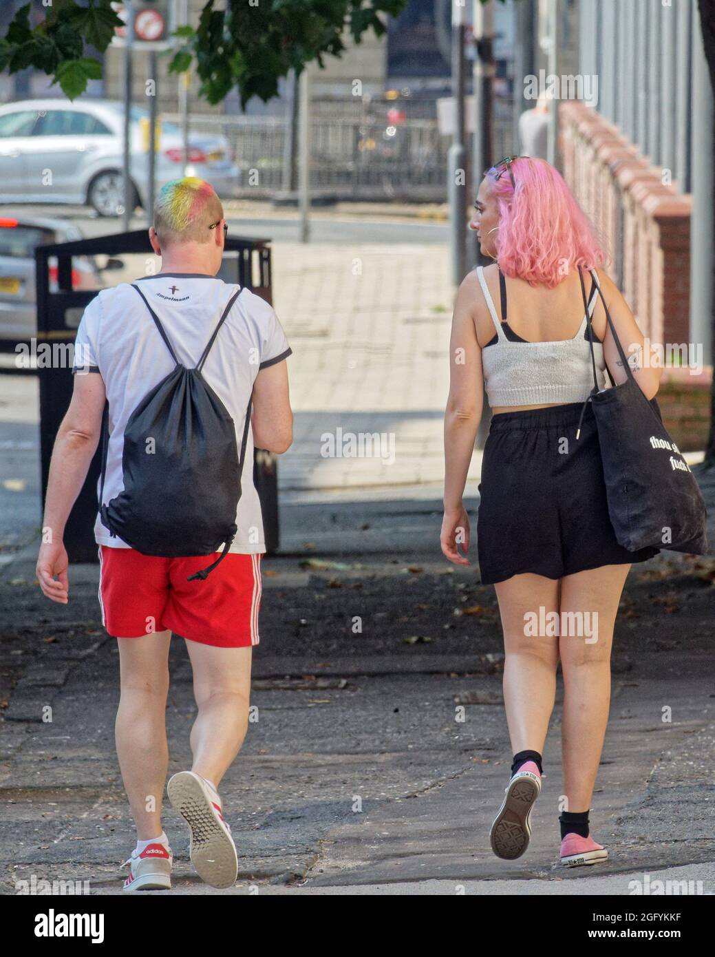 Glasgow, Schottland, 27. August 2021. Wetter in Großbritannien: An einem sonnigen Tag haben die Einheimischen das Spätsommerwetter im Stadtzentrum begrüßt. Seine und ihre lokale Farbe. Credit Gerard Ferry/Alamy Live News Stockfoto