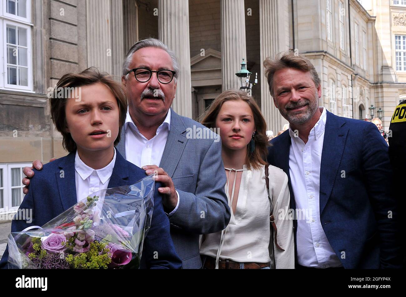 Kopenhagen /Dänemark./ 27. Juni 2019/ .Dänemarks neue Premierministerin Frau Mette Frederiksen Familie ihr Sohn Magne Harr und der Vater der 77-jährigen flemming Frederiksen Tochter Ida Feline Harr und ihr Junge, befreundet Bo Tengberg, warten auf Mette Frederiksen im Aamalienborg Palast, um die neue Premierministerin Mette Frederiksen zu sehen. (Foto..Francis Dean / Deanpices. Stockfoto