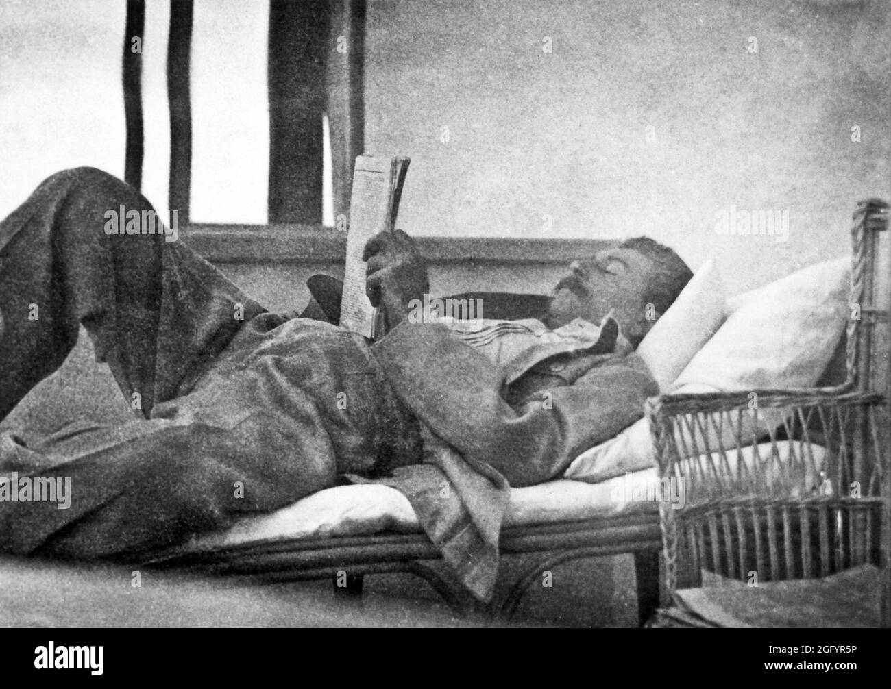 Jospeh Stalin lag in einer Zeitung Stockfoto