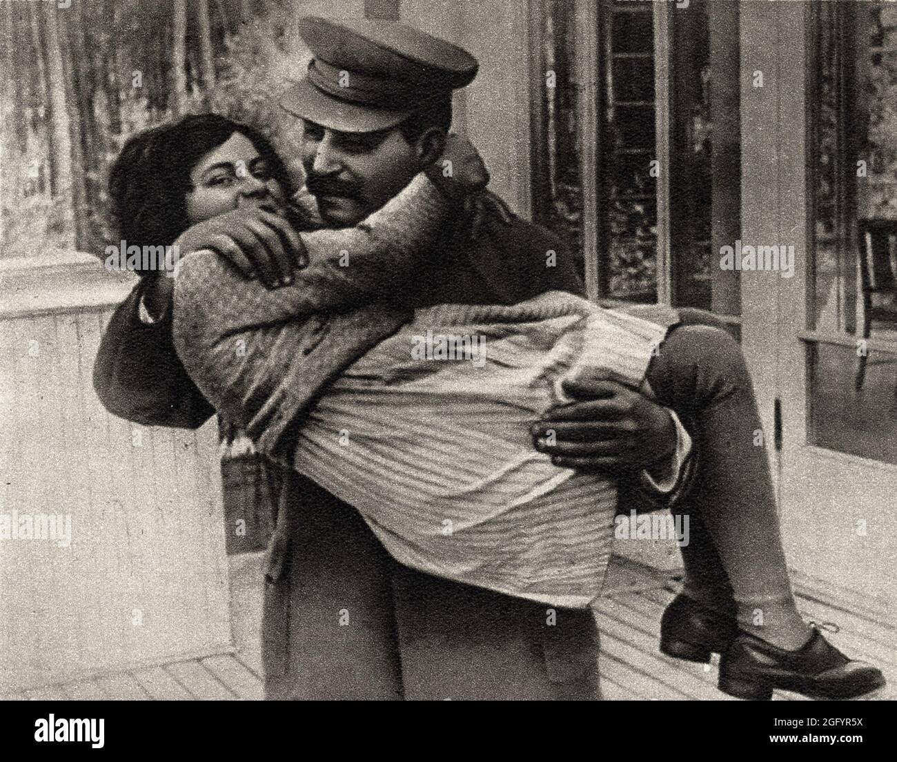 Stalin hält seine Tochter Swetlana. Das Foto stammt aus dem Jahr 1937 - Svetlana ist 11 und Stalin ist 59. Stockfoto