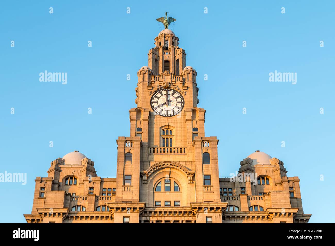 Blick auf einen der Uhrentürme am Royal Liver Building an der weltberühmten Hafenpromenade von Liverpool im August 2021. Stockfoto