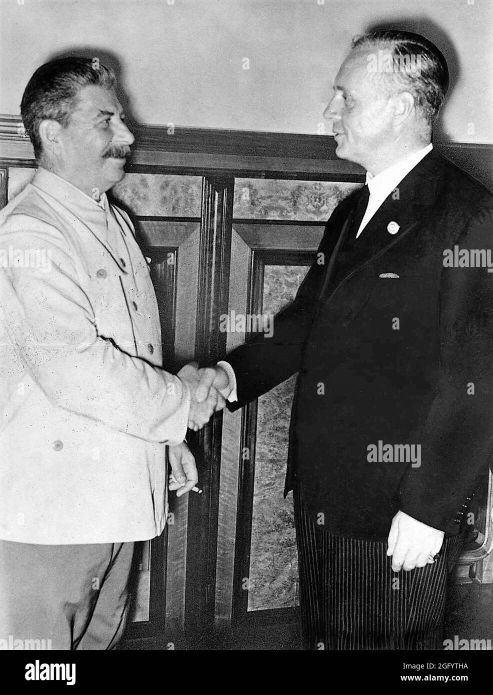 Joseph Stalin und der deutsche Außenminister Joachim von Ribbentrop schütteln sich die Hände nach Unterzeichnung des Freundschafts- und Grenzvertrags zwischen der UdSSR und Deutschland (auch bekannt als Nazi-Sowjet-Pakt oder Molotow-Ribbentrop-Pakt) Stockfoto