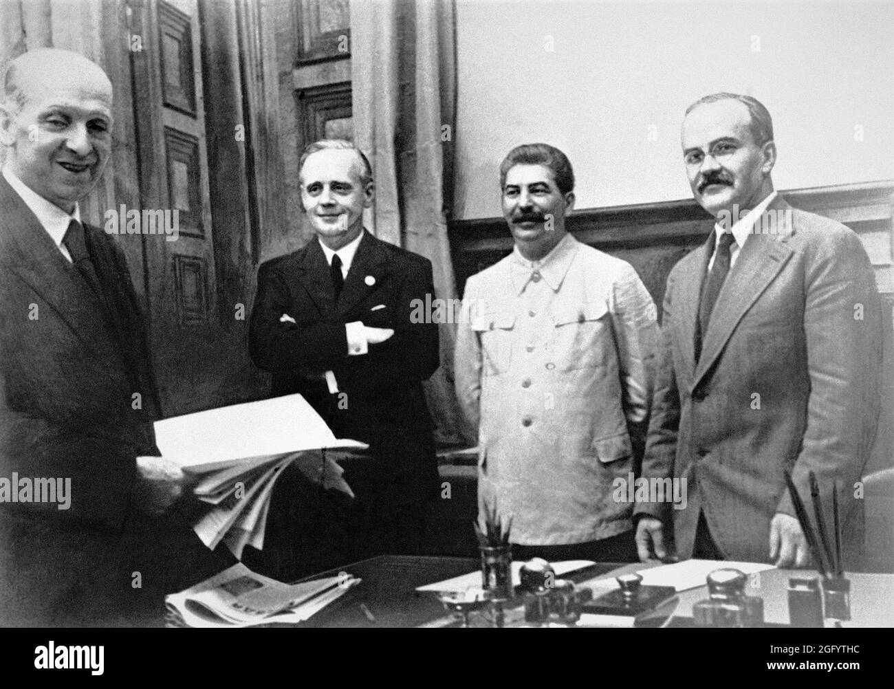Der Leiter der Rechtsabteilung des deutschen Außenministeriums Friedrich Gauss, der deutsche Außenminister Joachim von Ribbentrop, Joseph Stalin, der sowjetische Außenminister Wjatscheslaw Molotow mit dem Nazi-Sowjet-Pakt oder dem Molotow-Ribbentrop-Pakt Stockfoto
