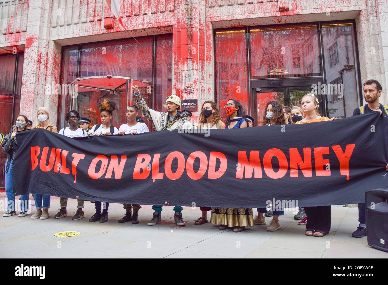 London, Großbritannien. August 2021. Die Demonstranten der Extinction Rebellion decken Guildhall mit gefälschtem Blut ab, einen Teil ihres Blutgeldes, der gegen die City of London vorging. (Kredit: Vuk Valcic / Alamy Live News) Stockfoto