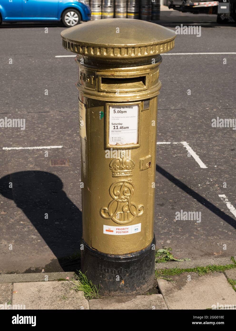 Ein goldbemalter Briefkasten, der die Goldmedaille feiert, die Scott Brash bei den Olympischen Spielen 2012 in Peebles, Scottish Borders, Schottland, gewonnen hat Stockfoto