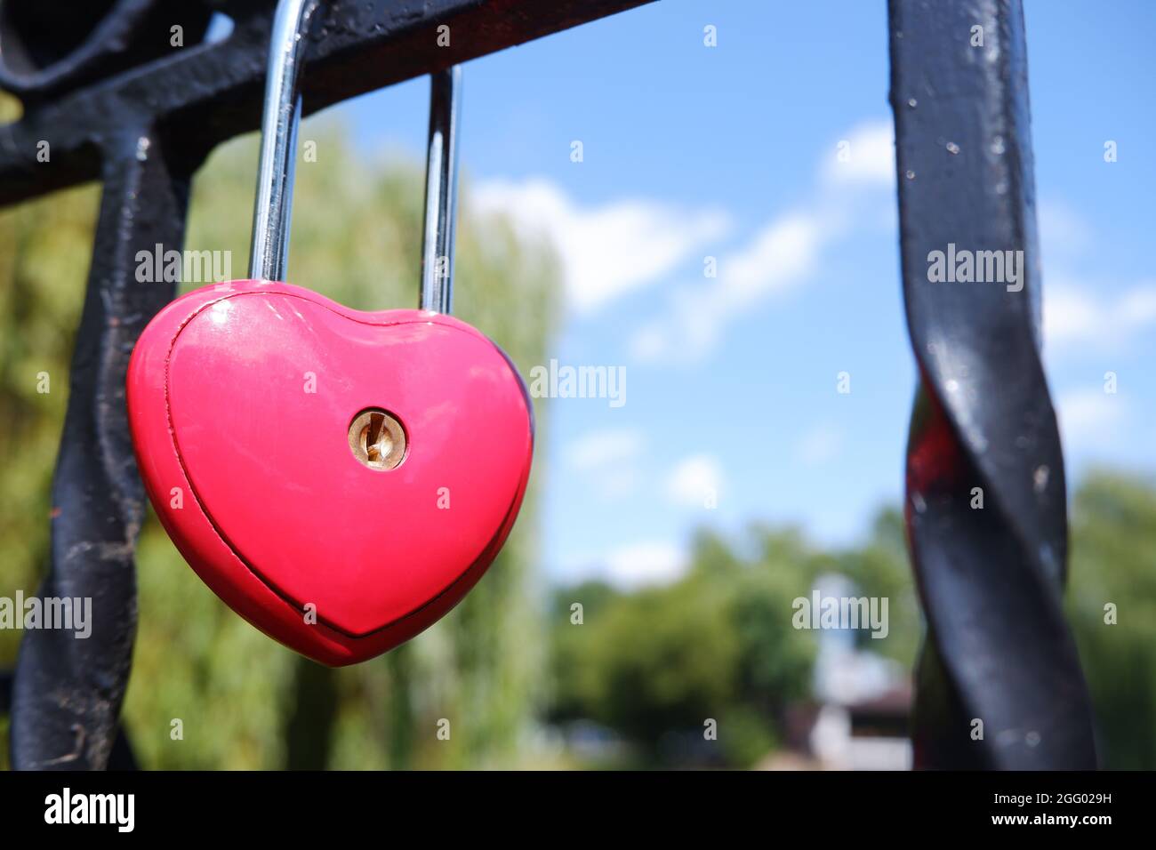 Metallrotes Türschloss in Form eines Herzens am Zaun als Symbol ewiger Liebe. Juliets Geburtstag in Italien Stockfoto