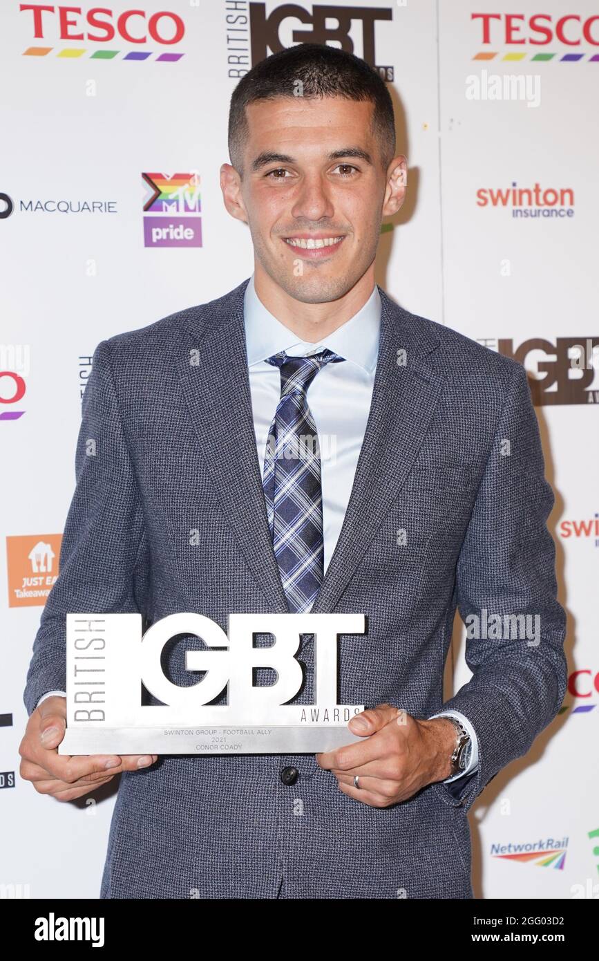 Der Fußballspieler Conor Coady aus England und Wolverhampton Wanderers mit seinem Fußballverbündeten Award bei den British LGBT Awards 2021 in der Londoner Brauerei. Bilddatum: Freitag, 27. August 2021. Stockfoto
