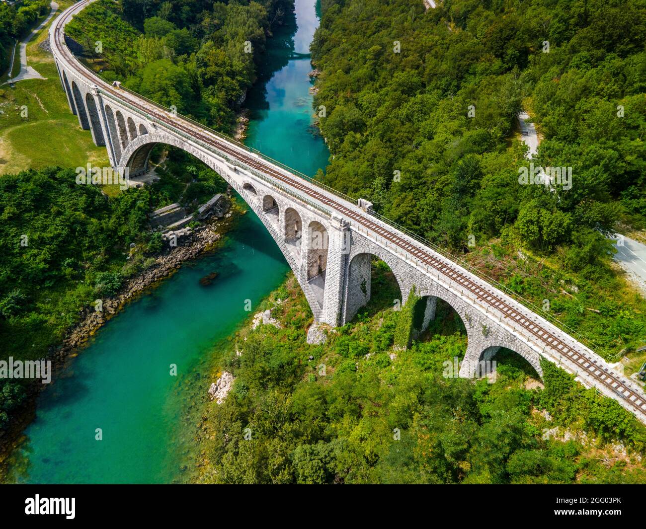 Solkan-Brücke in Slowenien über den Fluss Soca. Weltgrößte Steinbahnbrücke. Stockfoto