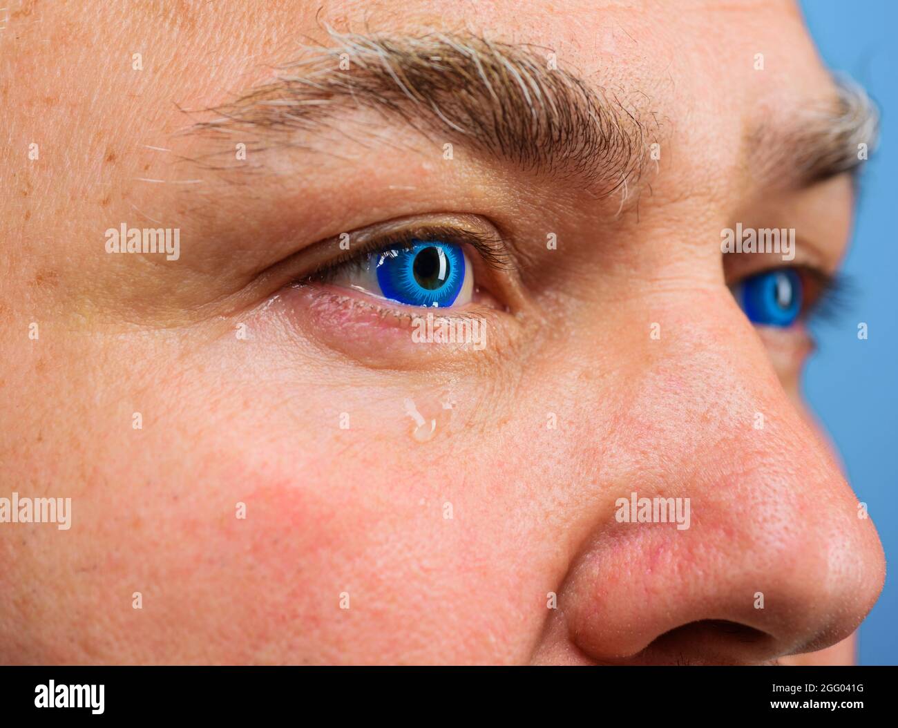 Konzept des Augenarztes. Mans Auge mit Kontaktlinse, Nahaufnahme. Mann mit blauen Augen Stockfoto