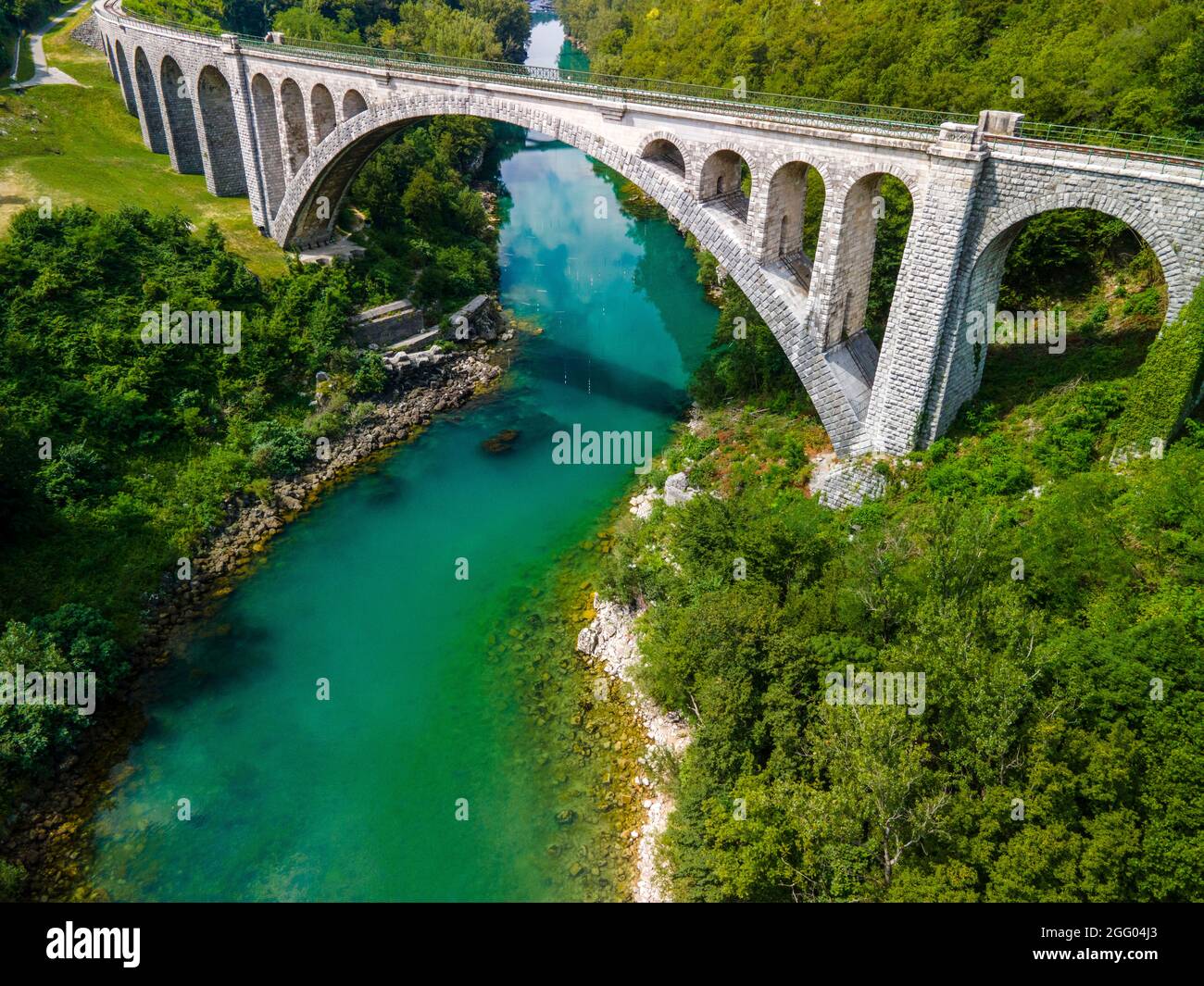 Solkan-Brücke in Slowenien über den Fluss Soca. Weltgrößte Steinbahnbrücke. Stockfoto