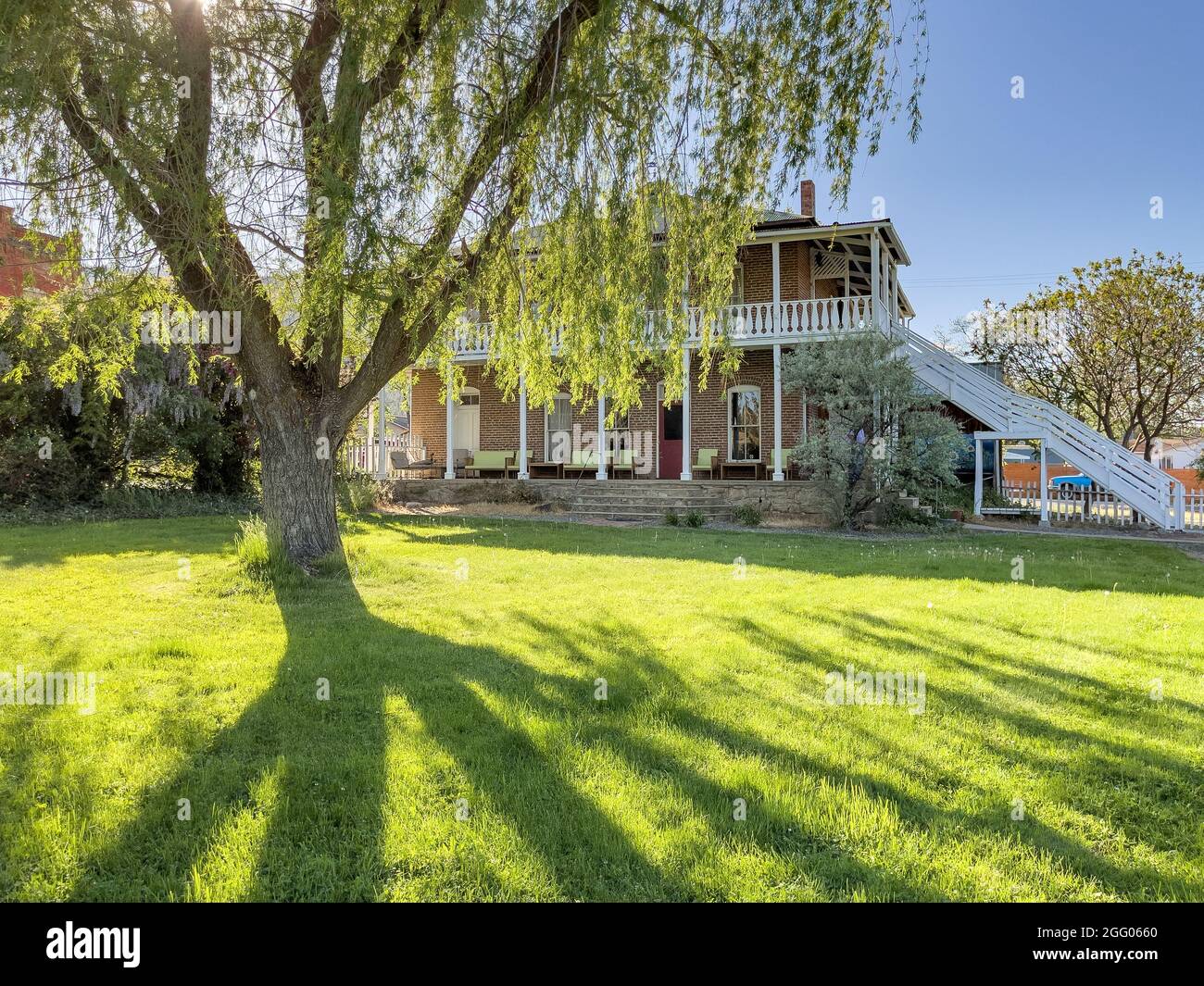 Der Hinterhof des Collier Hotels ist spät am Tag mit Bäumen, die Schatten werfen Stockfoto