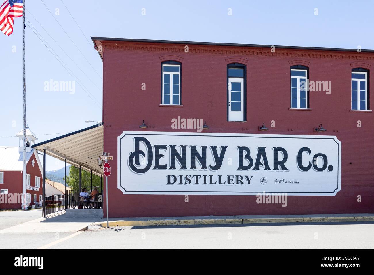 Denny Bar Co. Seite des Gebäudes mit Fahnenmast und Fahnenecke Diggles und Main Street Stockfoto