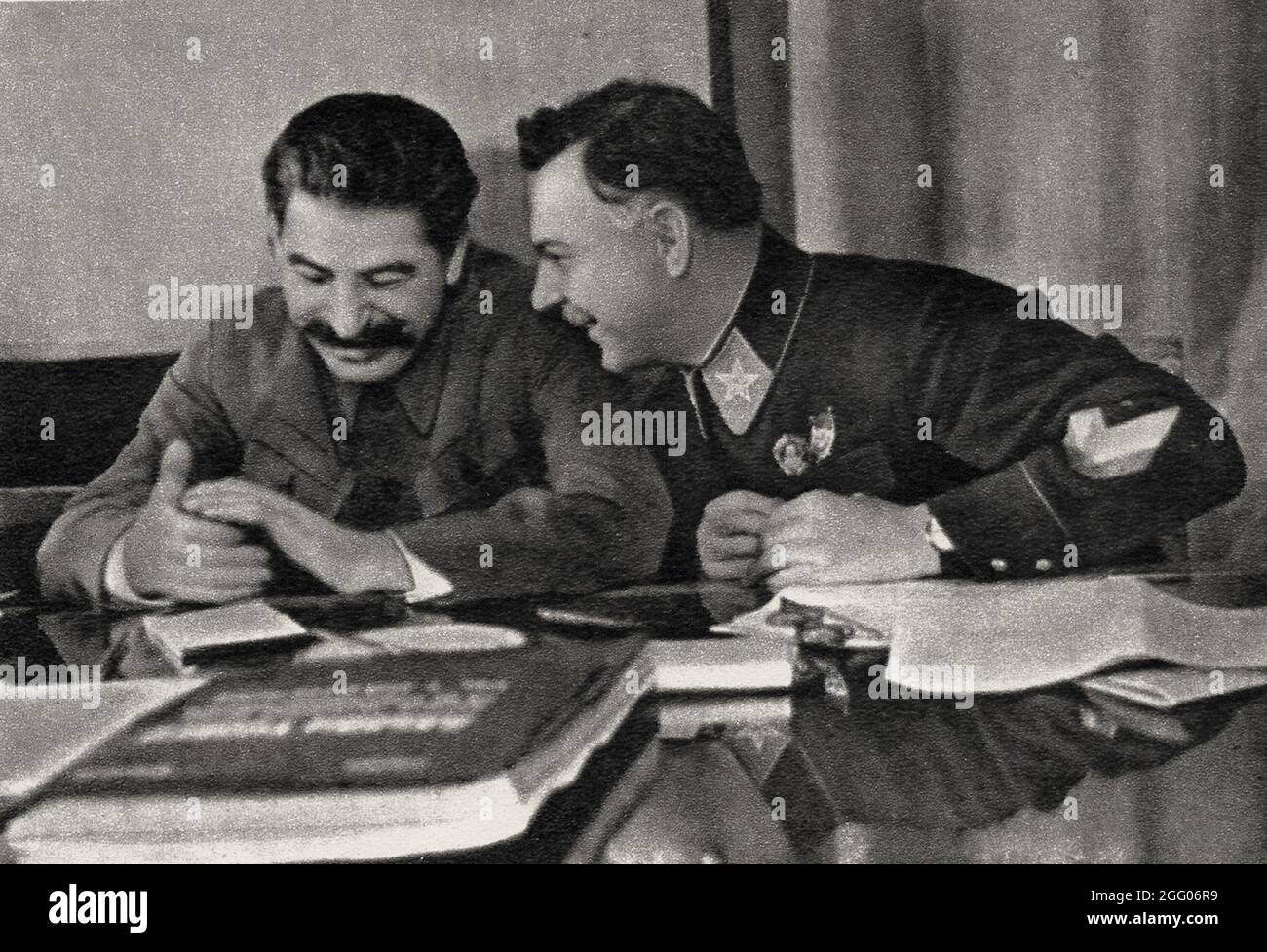 Joseph Stalin im Gespräch mit Kliment Woroschilow Stockfoto
