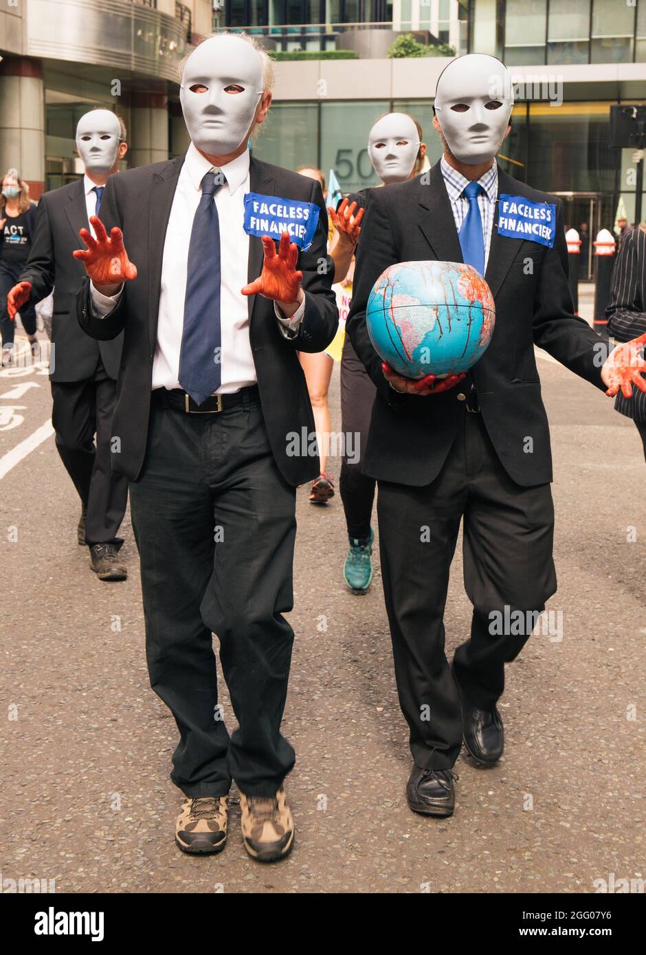 London, England, Großbritannien 27. August 2021 am fünften Tag der Proteste gegen das Aussterben der Rebellion schließen sich BLM und Extinction Rebellion für eine Blutgeld-Rebellion zusammen, die von der Bank of England zum Partnoster Square marschiert. Der Protest ruft die Regierung dazu auf, die Wirtschaft zu entkolonialisieren und Änderungen am repressiven System vorzunehmen, das die Krisen des Klimas und des Rassismus antreibt Stockfoto