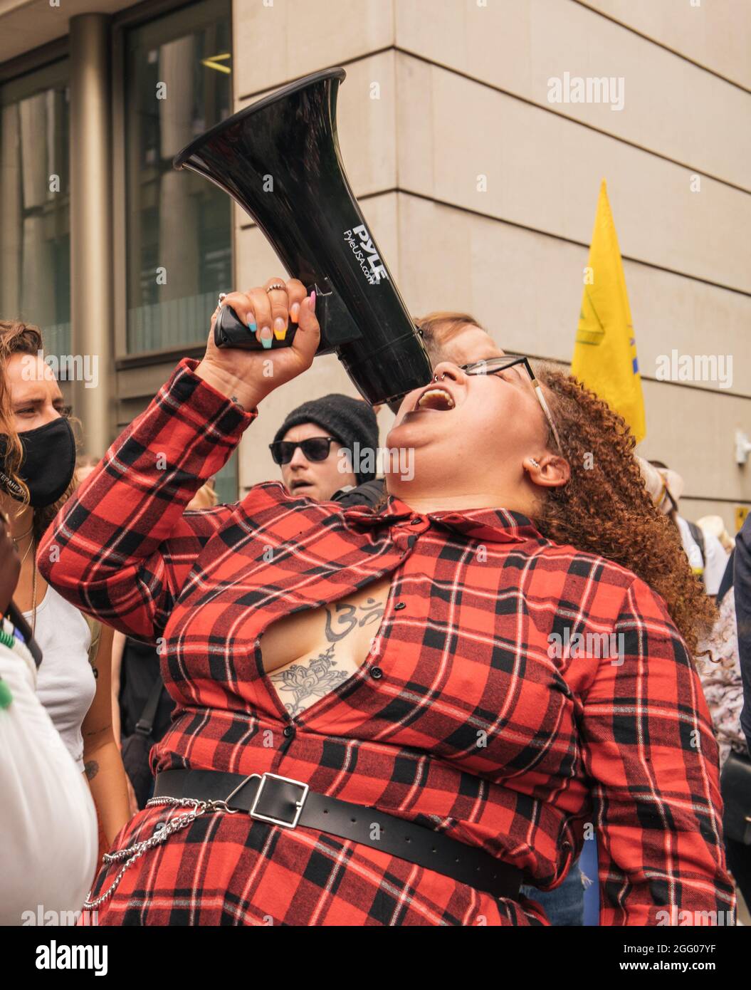 London, England, Großbritannien 27. August 2021 am fünften Tag der Proteste gegen das Aussterben der Rebellion schließen sich BLM und Extinction Rebellion für eine Blutgeld-Rebellion zusammen, die von der Bank of England zum Partnoster Square marschiert. Der Protest ruft die Regierung dazu auf, die Wirtschaft zu entkolonialisieren und Änderungen am repressiven System vorzunehmen, das die Krisen des Klimas und des Rassismus antreibt Stockfoto