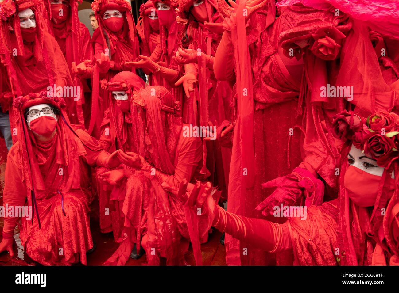 London, England, Großbritannien 27. August 2021 am fünften Tag der Proteste gegen das Aussterben der Rebellion schließen sich BLM und Extinction Rebellion für eine Blutgeld-Rebellion zusammen, die von der Bank of England zum Partnoster Square marschiert. Der Protest ruft die Regierung dazu auf, die Wirtschaft zu entkolonialisieren und Änderungen am repressiven System vorzunehmen, das die Krisen des Klimas und des Rassismus antreibt Stockfoto