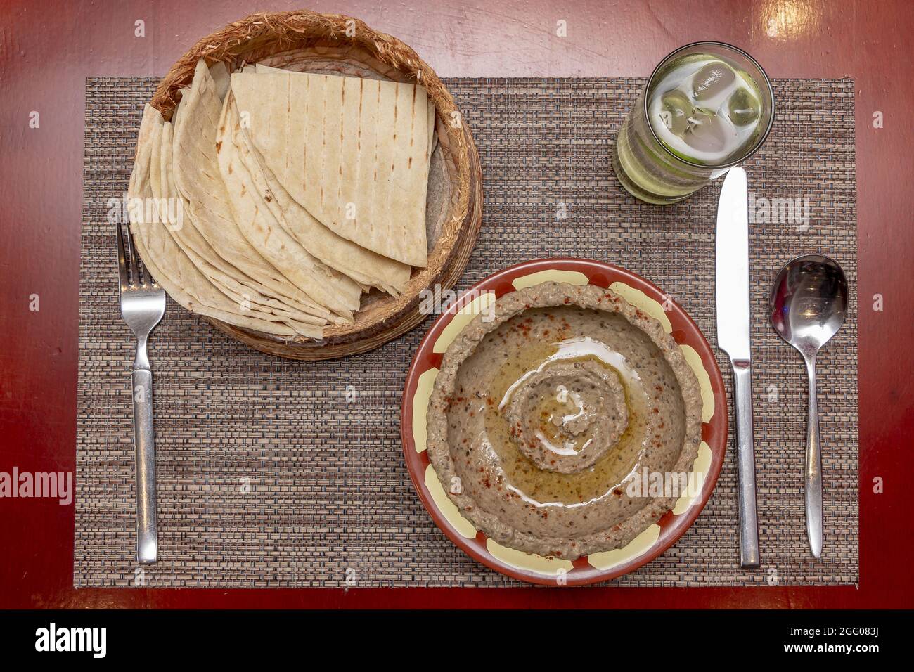 In einem Restaurant mit nahöstlicher Küche werden über Kopf Schüsseln mit Hummus und Pita-Brot serviert Stockfoto