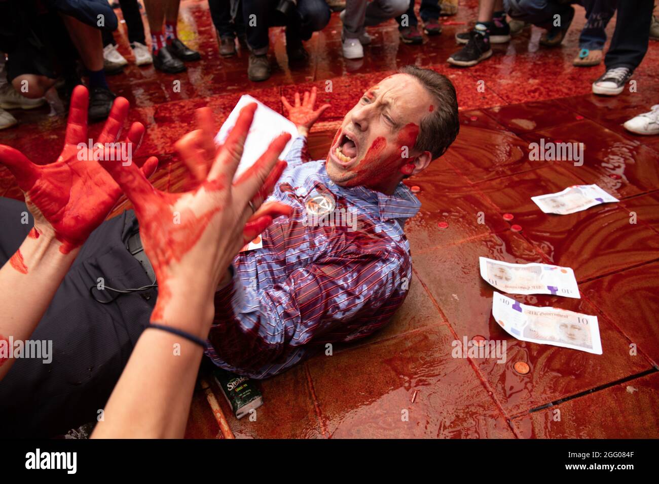 London, England, Großbritannien 27. August 2021 am fünften Tag der Proteste gegen das Aussterben der Rebellion schließen sich BLM und Extinction Rebellion für eine Blutgeld-Rebellion zusammen, die von der Bank of England zum Partnoster Square marschiert. Der Protest ruft die Regierung dazu auf, die Wirtschaft zu entkolonialisieren und Änderungen am repressiven System vorzunehmen, das die Krisen des Klimas und des Rassismus antreibt Stockfoto