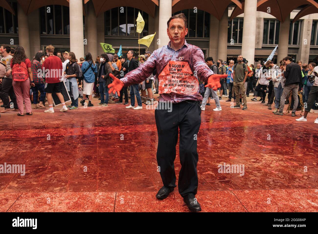 London, England, Großbritannien 27. August 2021 am fünften Tag der Proteste gegen das Aussterben der Rebellion schließen sich BLM und Extinction Rebellion für eine Blutgeld-Rebellion zusammen, die von der Bank of England zum Partnoster Square marschiert. Der Protest ruft die Regierung dazu auf, die Wirtschaft zu entkolonialisieren und Änderungen am repressiven System vorzunehmen, das die Krisen des Klimas und des Rassismus antreibt Stockfoto