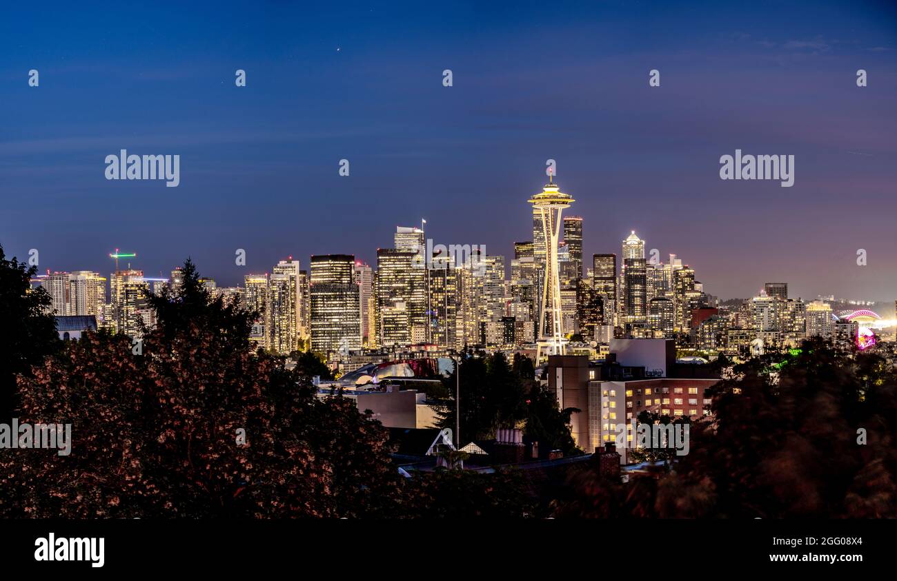 Blick auf die Seattle Space Needle bei Nacht mit Gebäuden im Hintergrund Stockfoto