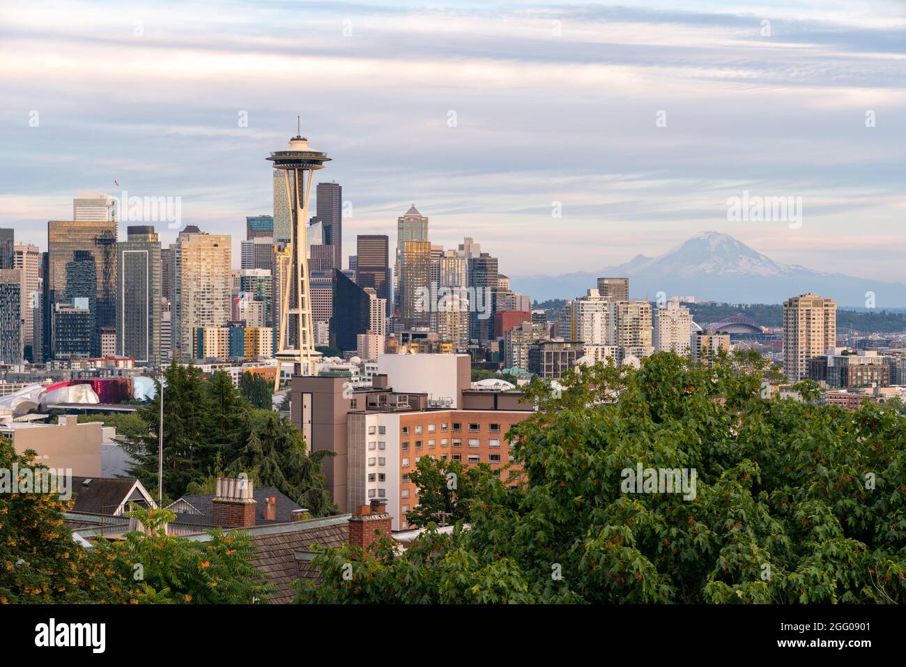 Seattle Space Needle during the Day mit Mount Rainer im Hintergrund Stockfoto