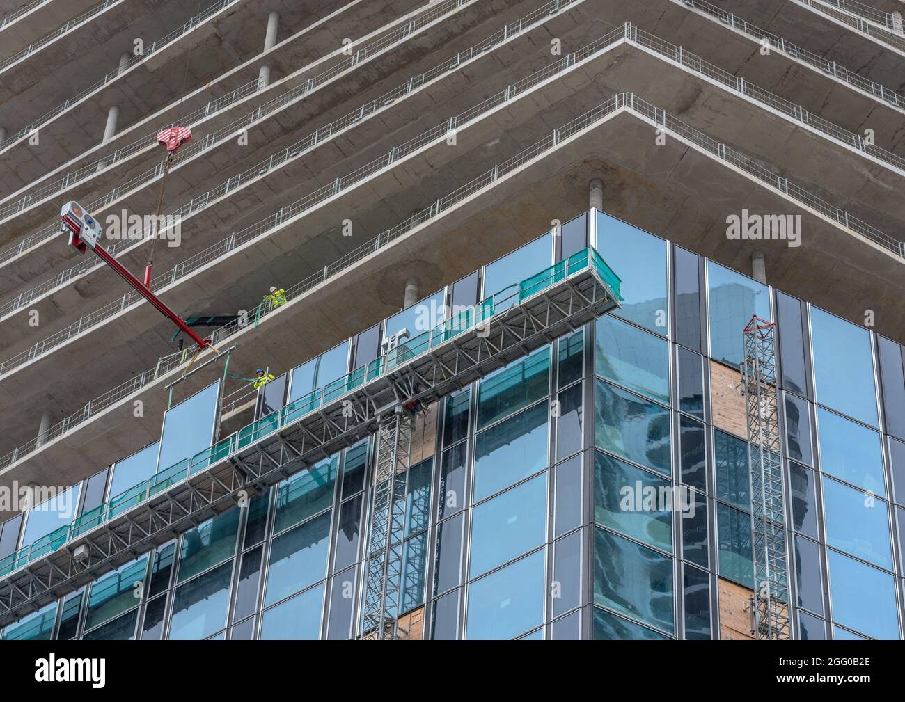 Arbeiter, die Fenster in ein Hochhaus in Frankfurt am Main einsetzten Stockfoto