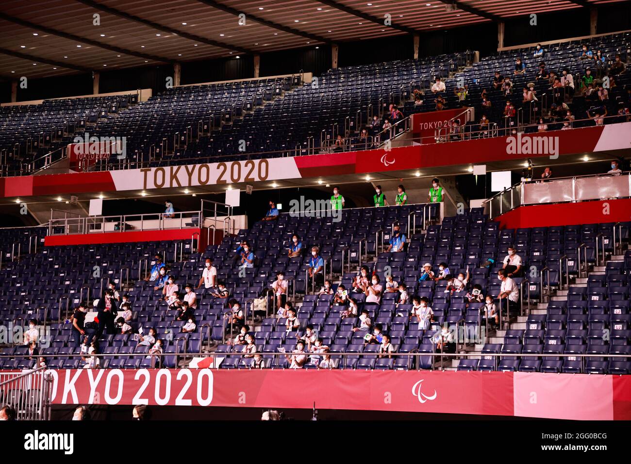 Tokio, Japan. August 2021. Freiwillige und ein paar Schulkinder beobachten das Rollstuhlrugby Rollstuhl-Rugby: Vorspiel zwischen Australien 53-57 Japan im Yoyogi-Nationalstadion während der Paralympischen Spiele von Tokio 2020 in Tokio, Japan. Quelle: SportsPressJP/AFLO/Alamy Live News Stockfoto