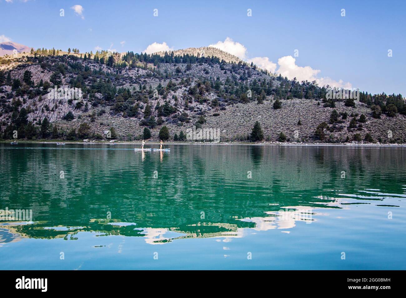 Juni See | Klarglas Wasser Paddle Boards | Mono County | Eastern High Sierras | Naturfotografie | Landschaft | Wanddekor | Rural | Berge Stockfoto