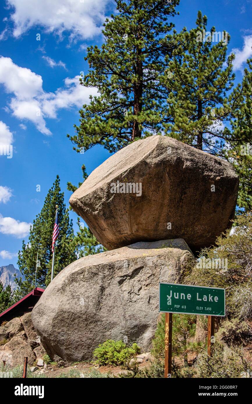 Big Rock | Boulder | Juni Lake | Willkommen | Mono County | High Sierras | Eastern Sierras | Naturfotografie | Willkommen | Bevölkerung | Feuerwache Stockfoto