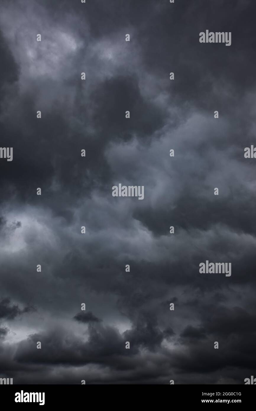 Dramatischer Himmel mit schwarzen stürmischen Wolken, kann als Hintergrund verwendet werden Stockfoto