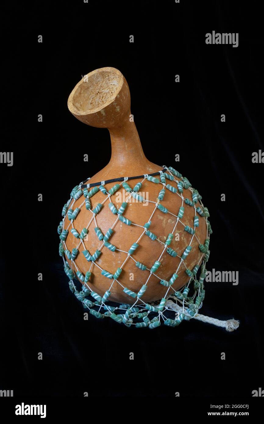 Afrikanisches musikalisches Schlagzeuginstrument, Gourd mit Perlen. Niamey, Niger. Stockfoto