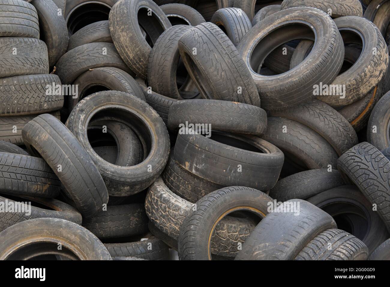 Gebrauchte Autoreifen stapeln sich im Reifenwerkhof Stockfotografie - Alamy