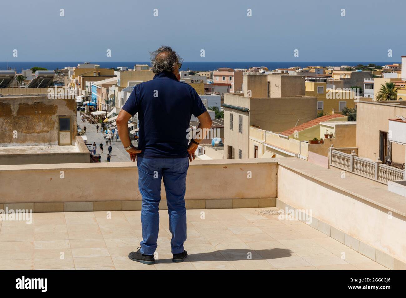 Lampedusa, Italien. August 2021. Salvatore Martello, der Bürgermeister von Lamoedusa, sagt in einem Interview, dass die lokalen Probleme der Migration und der Flüchtlinge von den Nationen Europas nicht angesprochen wurden. Die kleine italienische Mittelmeerinsel Lampedusa, etwa 50 Meilen auf dem Seeweg von Tunesien entfernt, ist oft der erste europäische Kontakt für Migranten und Flüchtlinge und wurde zeitweise von ihnen überschwemmt. (Foto von John Rudoff/Sipa USA) Quelle: SIPA USA/Alamy Live News Stockfoto