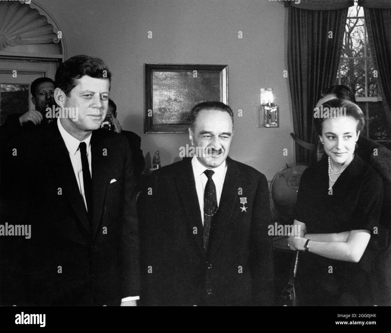 Präsident Kennedy, der am 29. November 1962 mit Anastas Mikoyan zusammentreffen wird, verdanke Abbie Rowe. Fotografien Des Weißen Hauses. John F. Kennedy Presidential Library and Museum, Boston Stockfoto