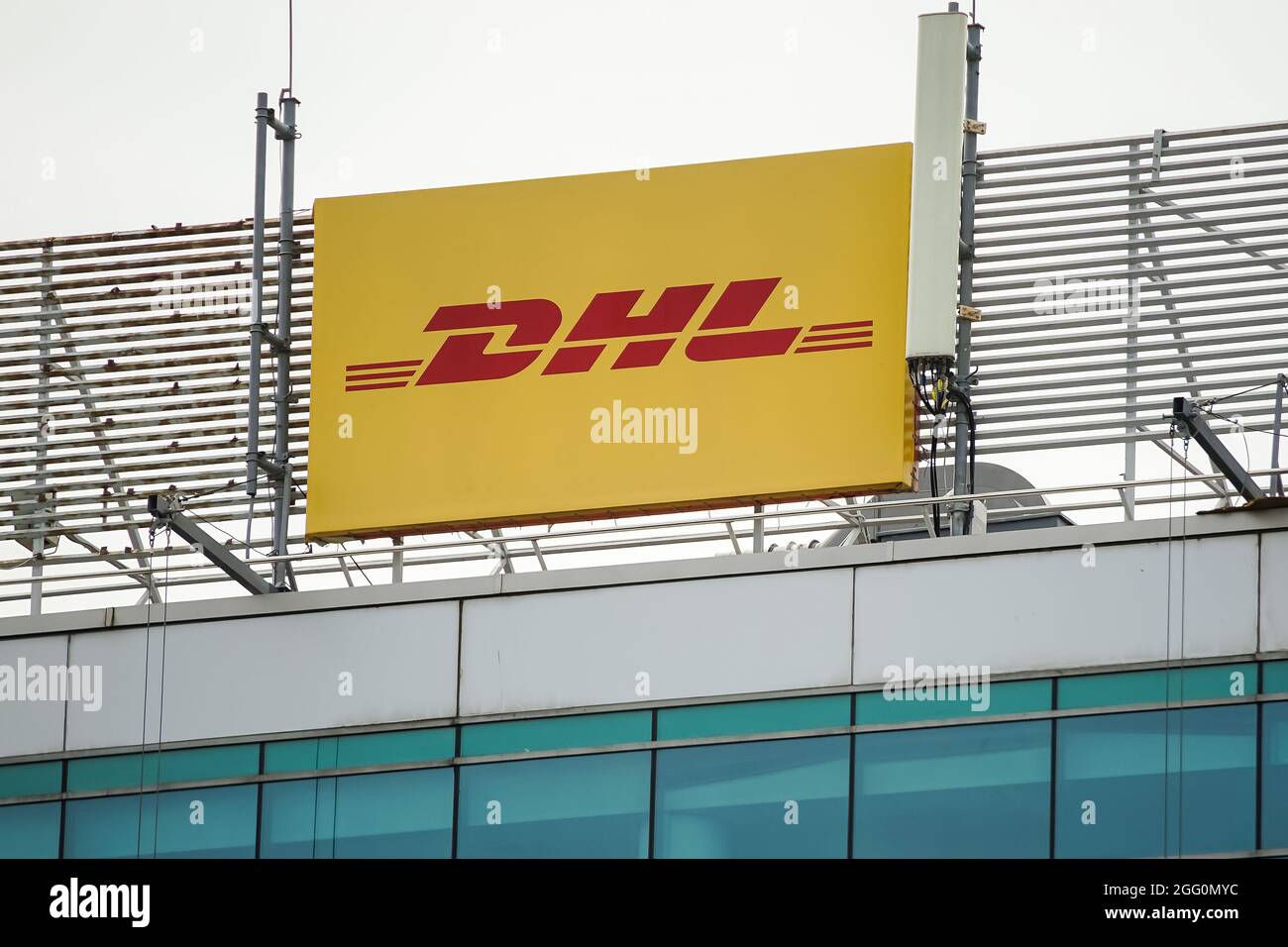 Bukarest, Rumänien - 26. August 2021 AUF einem Gebäude in Bukarest ist EIN Logo des DHL-Zustellungs-, Kurier-, Paket- und Expressversanddienstleisters zu sehen. Thi Stockfoto