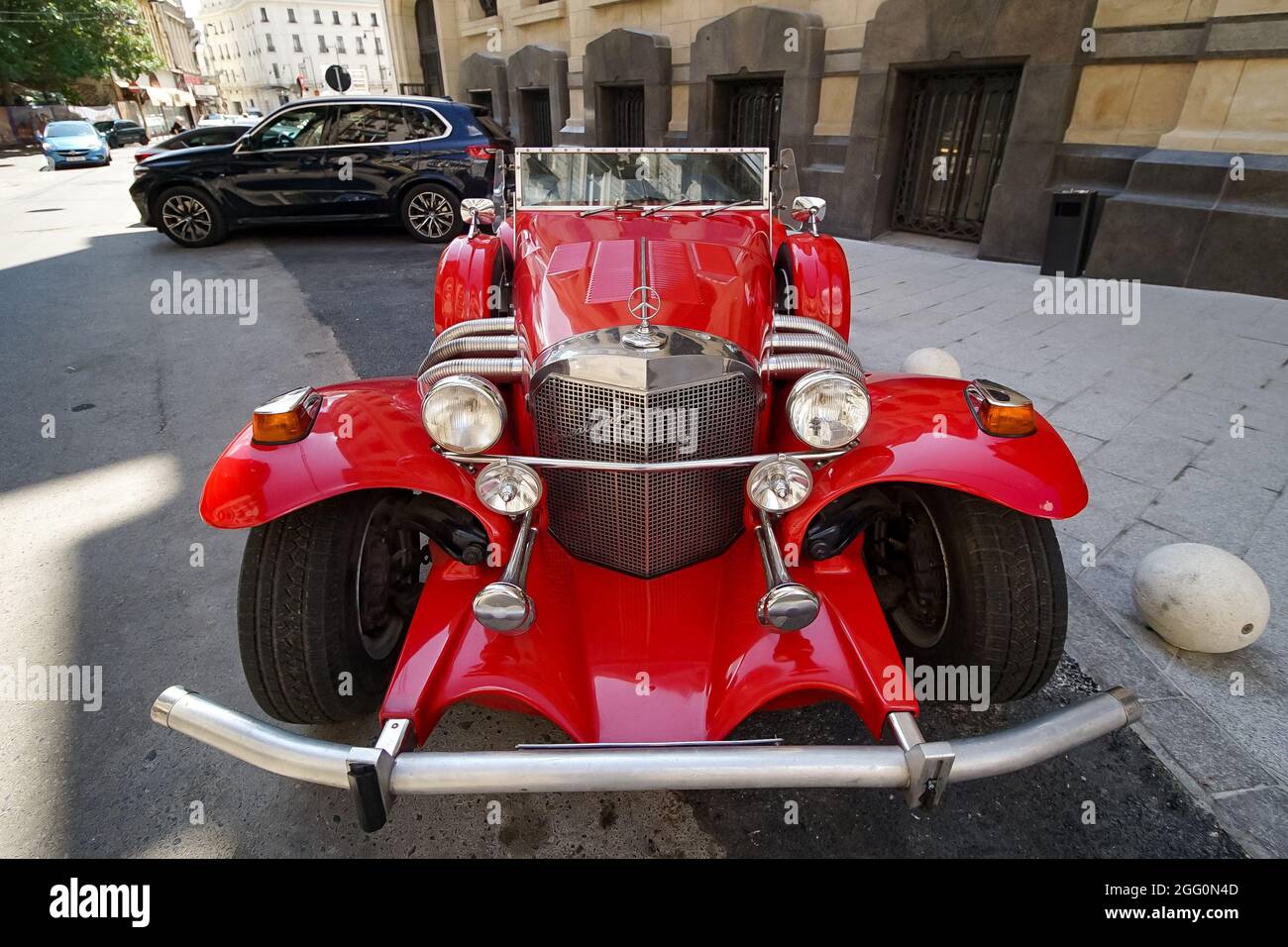 Bukarest, Rumänien - 19. August 2021: Vor dem Marmorosch Bucharest, Autograph Collection Hotels from Ma, ist ein rotes SS-Auto der Marke Excalibur aus den 1970er Jahren geparkt Stockfoto