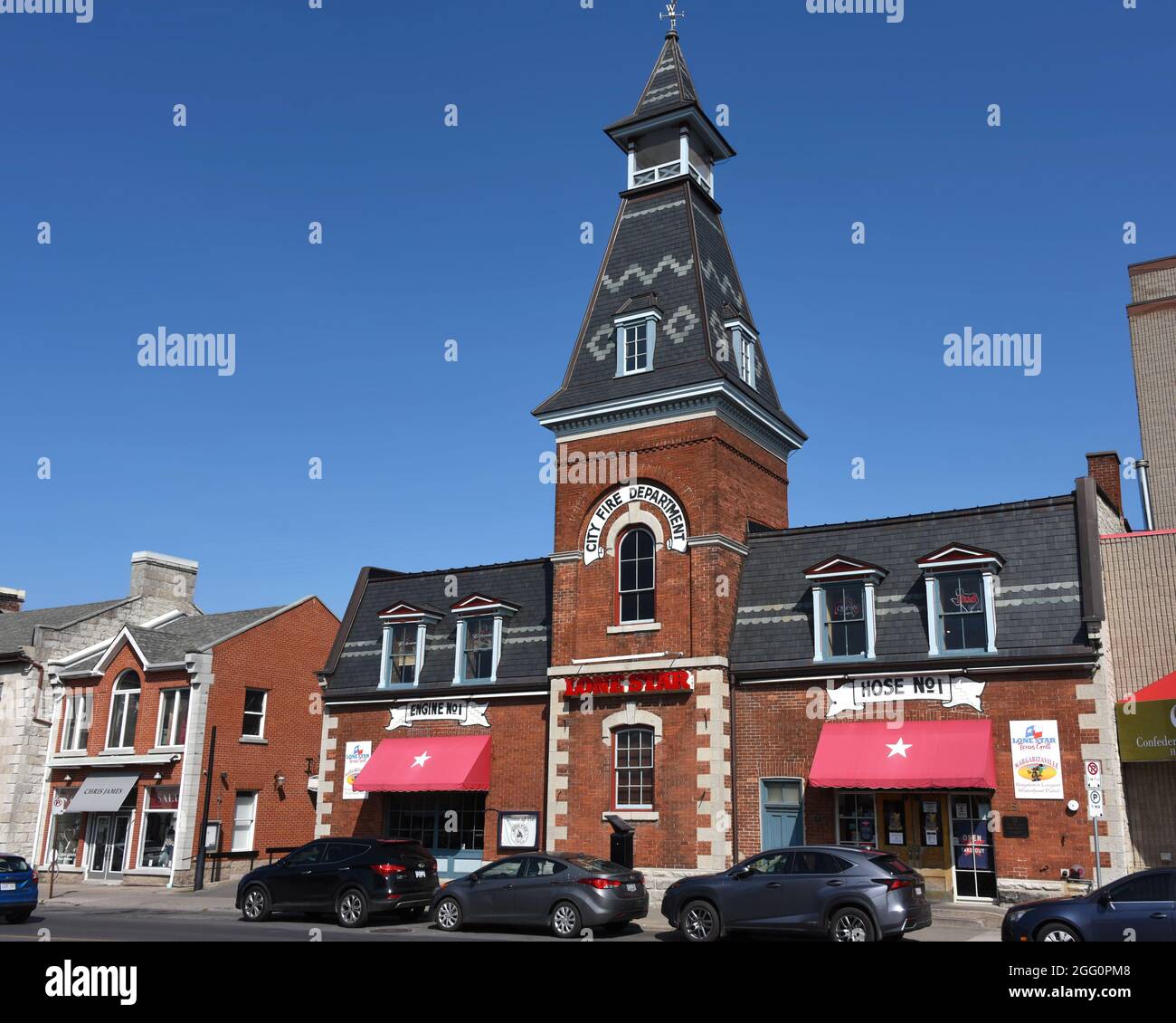 Kingston, Kanada - 15. August 2021: Die ursprüngliche Feuerhalle in Kingston, die restauriert wurde und heute ein Lone Star Texas Grill Restaurant beherbergt. Lone Star Stockfoto