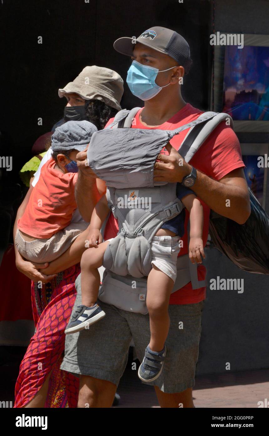 Ein Mann trägt sein Kind in einer Ergobaby Babytrage in Santa Fe, New Mexico. ERGO Baby, Inc. Hat seinen Hauptsitz in Los Angeles, Kalifornien. Stockfoto
